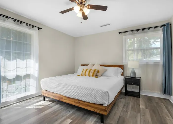 Close To Dwntwn, I10, Beaches-family-games, Park Apartment *