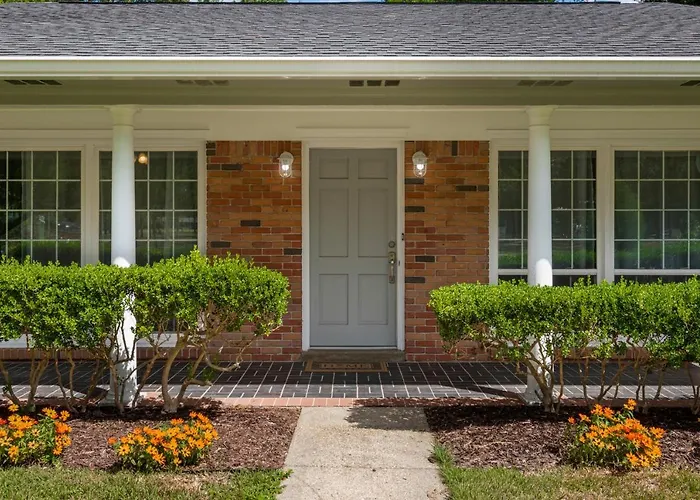 Close To Dwntwn, I10, Beaches-family-games, Park Apartment *