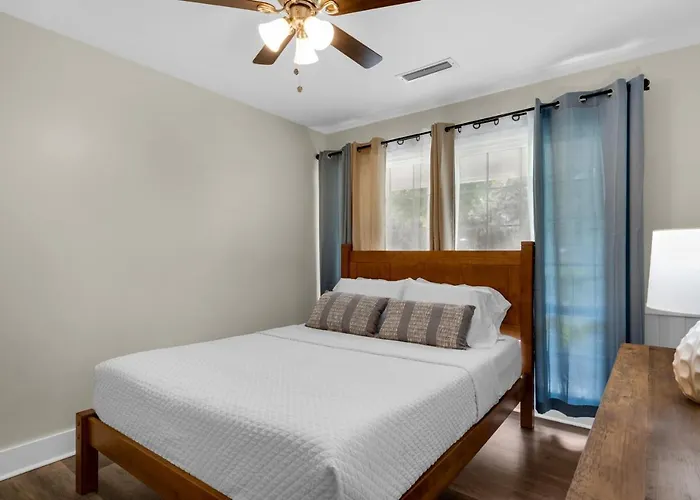 Close To Dwntwn, I10, Beaches-family-games, Park Apartment Pensacola