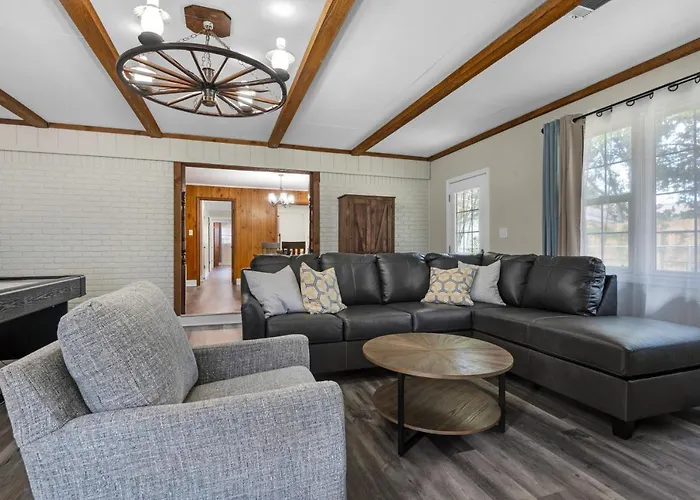 Close To Dwntwn, I10, Beaches-family-games, Park Apartment Pensacola
